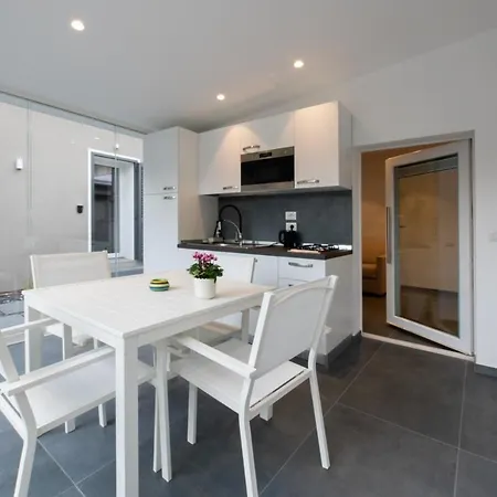 Appartamento Luxury 4 With Swimming Pool