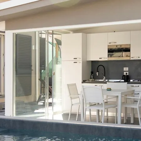 Luxury 4 With Swimming Pool
